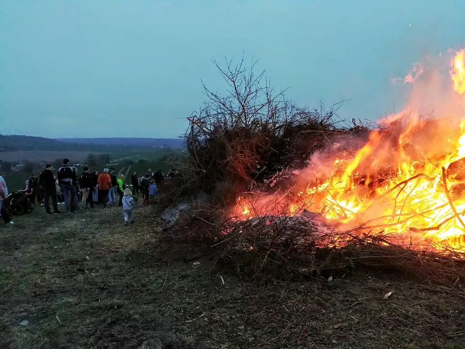 Osterfeuer 2024 in Diemarden, Landkreis Göttingen, mit Zuschauern am Abend